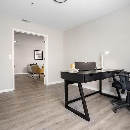 One Bedroom Apartment Near Downtown ローリー エクステリア 写真